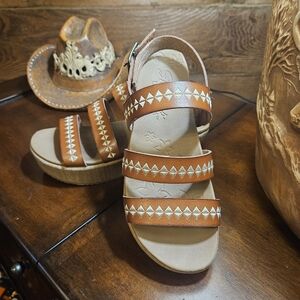 Sketchers Luxe Foam Tan Strappy Sandals With Wooden Heel 🤍